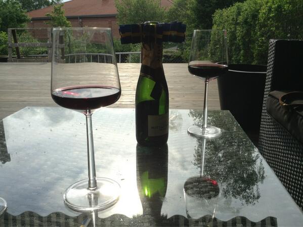 Lragnarsson's tweet photo. Tuesday. Best friend. Champagne. http://t.co/z9Rt3Xndlg