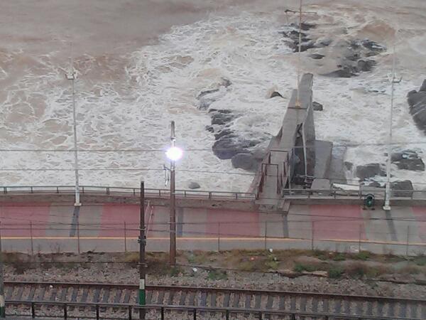 fermattar_'s tweet photo. Aislador eléctrico en falla frente a la utfsm casa central sobre la linea del metro @reddeemergencia http://t.co/ub8lrn1k6B