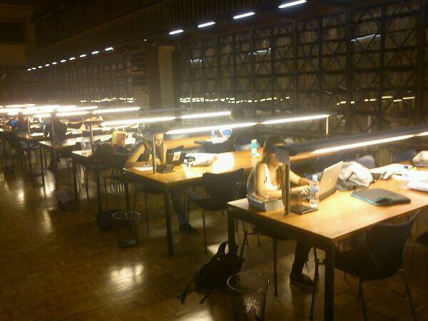 Seguim okupant la biblio de la UB-Central. Desobediència alhora que estudi. Pendents del desallotjament #DesobeïmUB