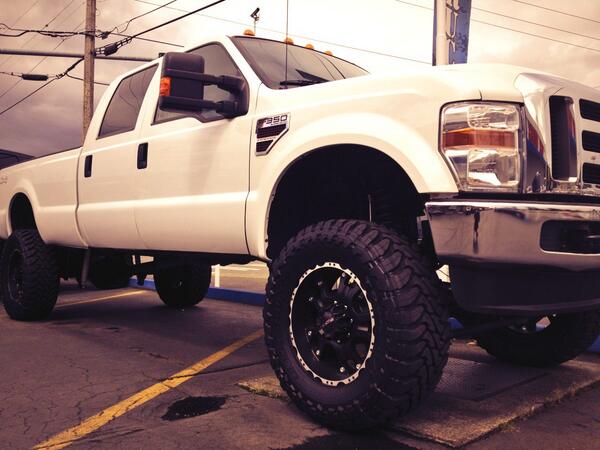 JustinNwmsRocks's tweet photo. What a beast!  #ford #f-350 #diesel #justinnwmsrocks http://t.co/qrUcZcmviS
