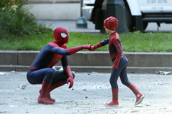三行映画レビュー Ar Twitter アメイジングスパイダーマン2 の撮影現場の写真です 少年とタッグを組むスパイダーマン Http T Co 1hplj4dg7k