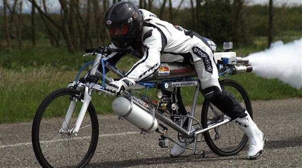 Whoa! » This 163 MPH Rocket Bike Just Set a Land Speed Record gizmodo.com/this-163-mph-r…