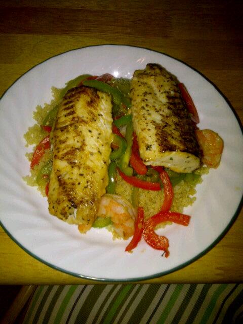 KFerrera105's tweet photo. #dinner mad by meeee! #housewifey #yummy #fillet #prawns #veg http://t.co/ohzAlnTNmu
