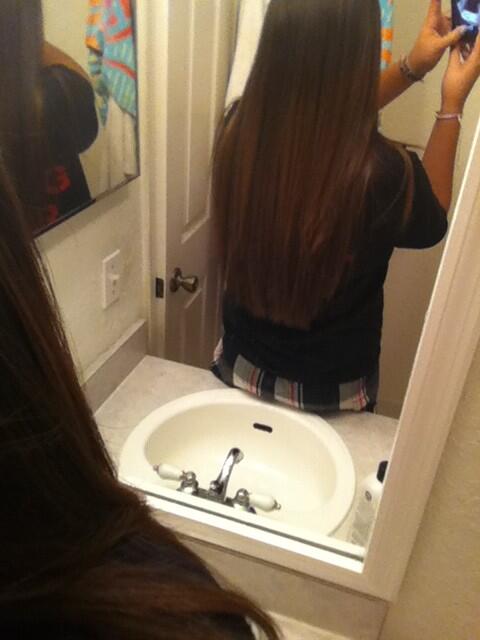 AlexaaSalazarr's tweet image. I'm loving my hair right now! #longaf #silkysmooth 💁