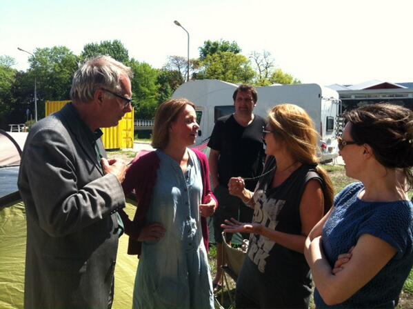 Het wordt steeds drukker voor #Overhoeks #zelfbouw. Net langs geweest voor een praatje en met een mand vol lekkers.