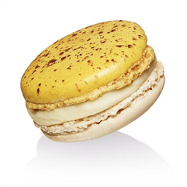 The new macaron Velouté Banane, the result of the quest to recreate the impression of the true taste of yogurt.