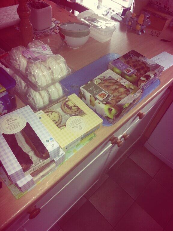 joshuaspence92's tweet photo. Love coming to my grandparents #cakes http://t.co/hWyEMUB8VO
