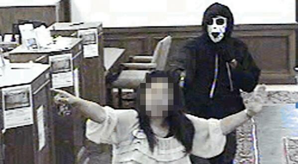 KTLA's tweet image. 2 Sought in Takeover Robbery at U.S. Bank in Santa Ana bit.ly/10PLTPA