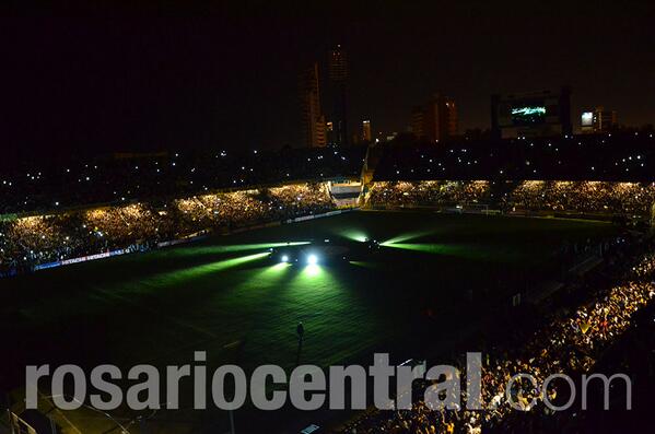RosarioCentral's tweet photo. El Gigante, preparado para el show de inicio http://t.co/G43VSKLCh2