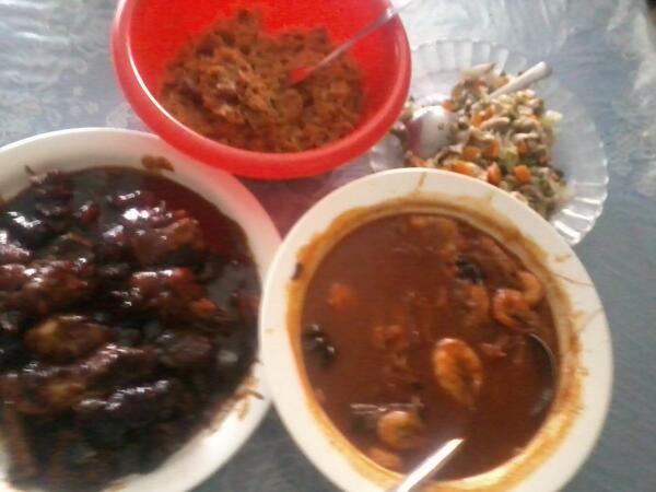 jom mkn..menu hari ni 1.udang masak merah 2.ayam black paper 3.sayur goreng cendawan