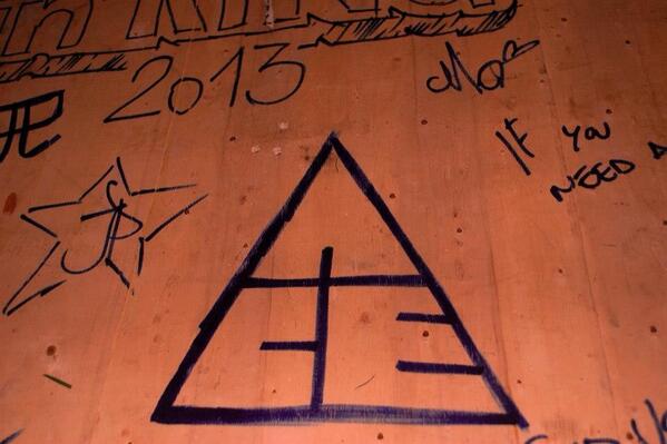 aceofficialband's tweet photo. Live #rockinring 2013 #PLAYLOUD http://t.co/iL5uiryW0m