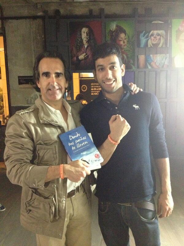 PulserasCEHDA's tweet photo. Muchas gracias a @Jiriondo escritor de "Donde tus sueños te lleven" y su hijo @kevinjcosta22 por sumarse al cambio! http://t.co/J62tq5DtLl