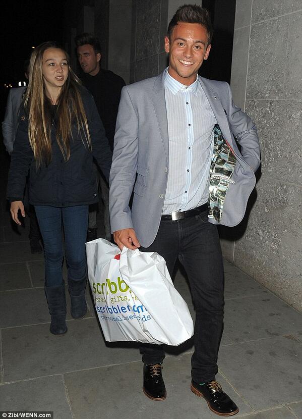 scribblercards's tweet photo. Scribbler carrier bags, the must have on a big night out! @TomDaley1994 #Birthdayfun http://t.co/h1lB7Gngd0 http://t.co/y61czPfbHJ