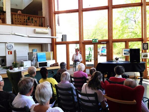 Fullt hus og god stemning under åpningen av Festspillene på Frieda Fasmer sykehjem.