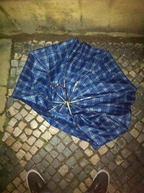 kevin9008's tweet photo. "@VincentEngels: Wie verklaart dit?  http://t.co/TgO89tIAOB" zit eruit ofdat die een wedstrijd van een iphone verloren heeft? #indebuurt?
