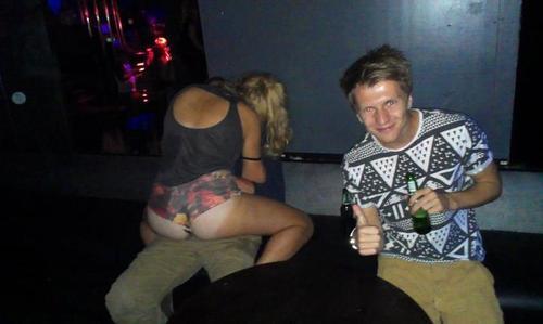 NightClubFails: Kiss my lily-white ass #NightclubFAILS  http://t.co/QbMEEhHf4A @samling96 look-a-like on the right haha