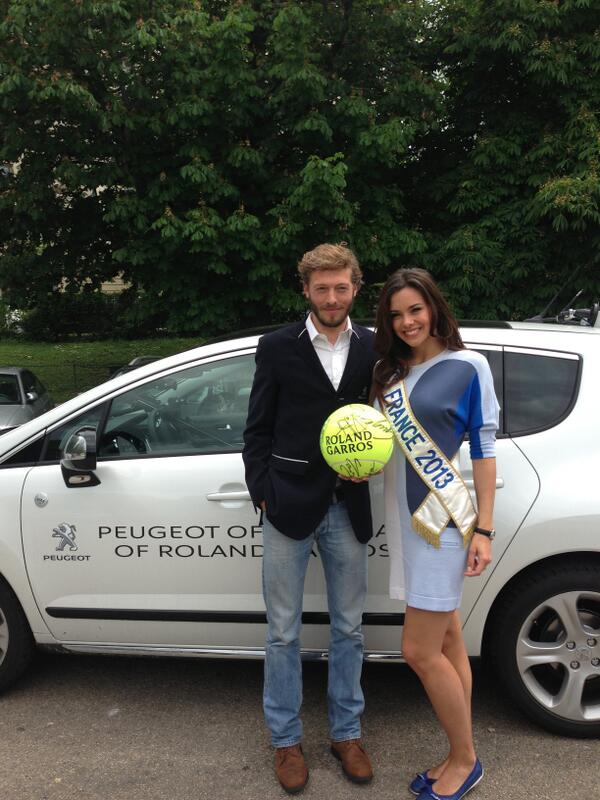 RoadtoRG's tweet photo. La balle géante dédicacée par tous les participants de #RoadtoRG + 2 places pour la finale Femme à gagner. A suivre ! http://t.co/hIjsAnhFRm