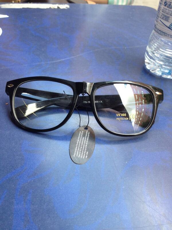 inmaiet's tweet photo. Ya tenemos las gafas de party! @CristinaManzana @Vanesa_Conde @SoniaL23 http://t.co/D8ebEKsXsM