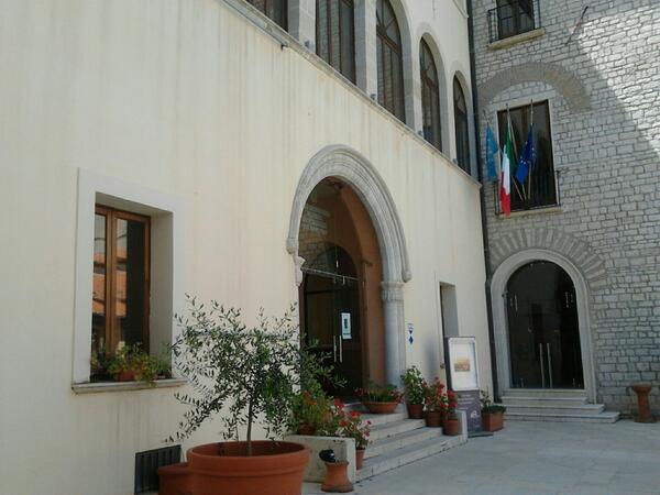badu's tweet photo. dietro l'angolo, un luogo ignoto #sangerardo2013 http://t.co/8z87ERhTwt