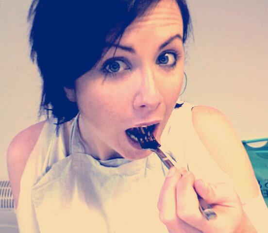 Blockett's tweet image. Pasta and tomato sauce for lunch?  White T-shirt?  Hang a canvas bag around your neck. #ghettosolutions