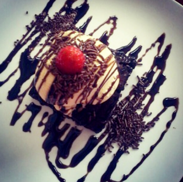lagunastore's tweet photo. friozinho.. petit gateau ou brownie é uma boa pedida http://t.co/j398HyxABS