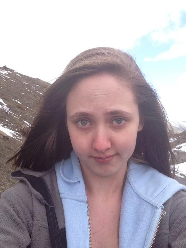 leslielynnscalf's tweet image. #walking #reallywindy #brunette #blue #grey #bored #smiley #weird