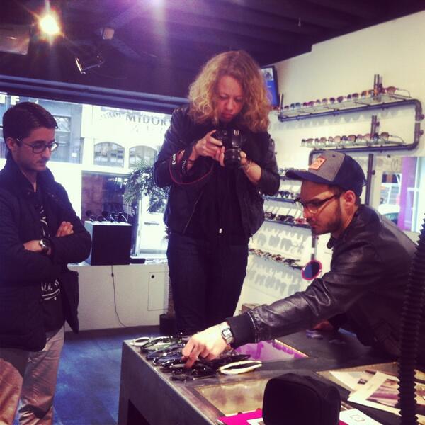 Opticsandco's tweet photo. @HEYTOTOR et @InesJett en plein shooting pour une parution dans @_LPP #shooting #backstage #fashion #glasses http://t.co/meSjVEF7VB