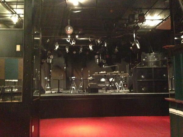 L'Arc~en~Cielこんな小さなステージから始まったバンドが、今こうして