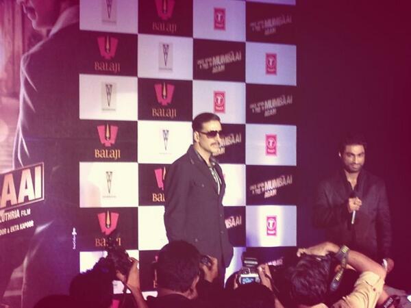 crosshapedscar's tweet photo. FWD: @iamsrk “@/OUATIMAOfficial: AND the King is here! @akshaykumar  We welcome the King with open arms! #OUATIMA http://t.co/y3oLcm9PfX”