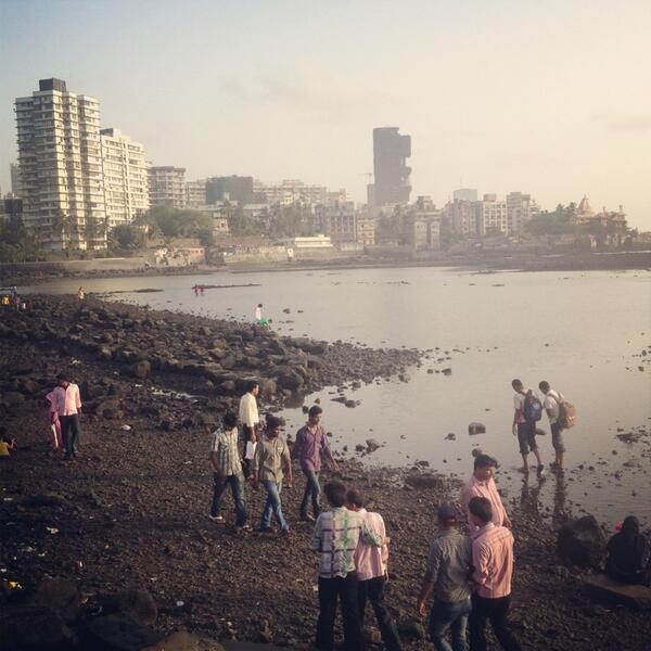 ZishaanHayath's tweet photo. #bombay #street http://t.co/t7uzyCvv49