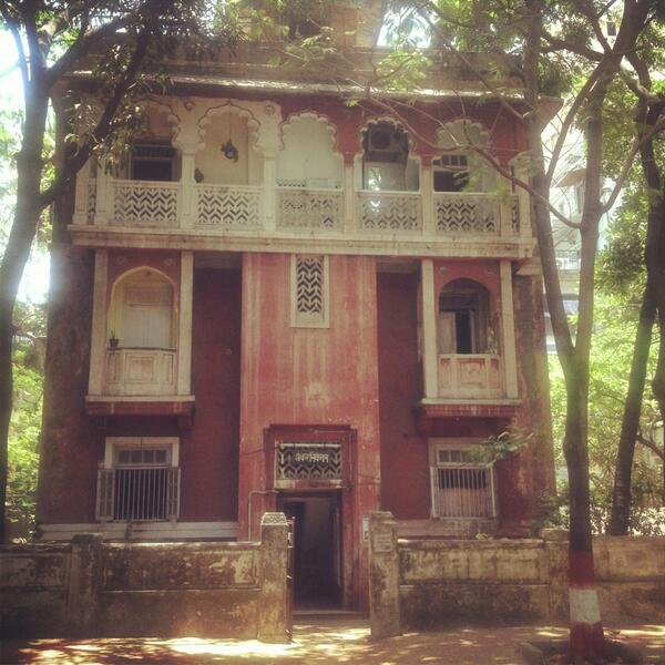 ZishaanHayath's tweet photo. #bombay #street http://t.co/uyFp4TXiJw