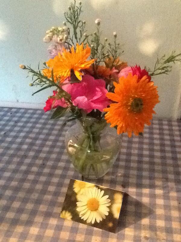FloristBrighton's tweet photo. Vintage vase and flowers delivered today for £20 http://t.co/EbVqqLQS89