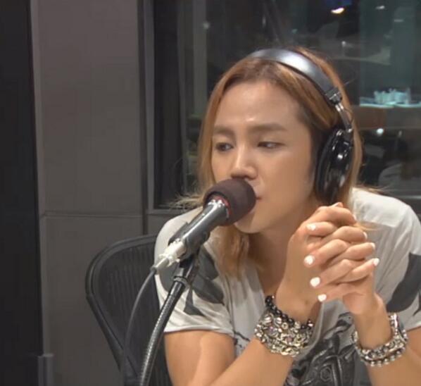 みゅるみゅる 手の指を組んだとき 親指が下にくるのは右 左 右手親指が上の場合 左脳を使う 理性で考える 左手親指が上の場合 右脳を使う 感性で考える Http T Co Hhu7hfemhr