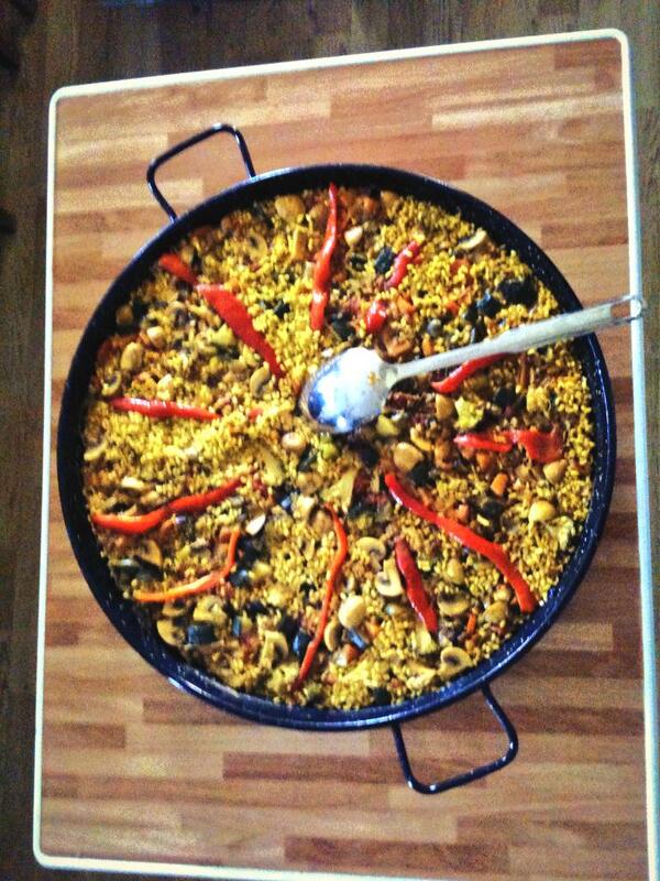 worldfoodguide's tweet photo. The infamous Paella on a coffee table. #España http://t.co/vIILClrqgl