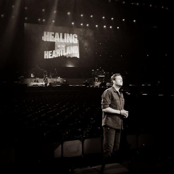 blakeshelton's tweet photo. RT if you'll be tuning if for Blake's Healing in the Heartland concert tonight at 8 PM CT on NBC! - Team BS http://t.co/In5Qhcw4dG