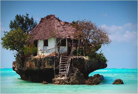 WonderSightTW's tweet photo. 【タンザニア】The Rock Zanzibar。旅行マニアの間で話題を集めている海上レストラン。アフリカ東海岸のインド洋上に浮かぶザンジバル諸島にあります。海岸沿いの岩の上に建設されており、潮の満ち引きによっては、船で行くことも。 http://t.co/AfQsVQmhWD