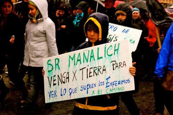 KineVale's tweet photo. En Chiloé, la gente de Quellón exige salud digna y de calidad, argumentan que "Santiago no es Chile" http://t.co/3aNEJVR6Rj