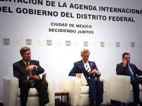 HectorSerranoC's tweet photo. El Jefe de Gobierno @ManceraMiguelMX dio a conocer la Agenda Internacional de la Ciudad de México http://t.co/JiNg7WO9m5