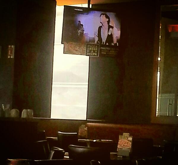 AxelOficial's tweet image. “@AyosMonica: Mírate @AxelOficial en pantallas multiples d restó en #MexDF http://t.co/rTfEVPXiJ9”//Siempre haciéndome el aguante genia!