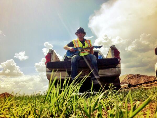 The best seat when supervising work #hummingandstrumming #aharddayswork