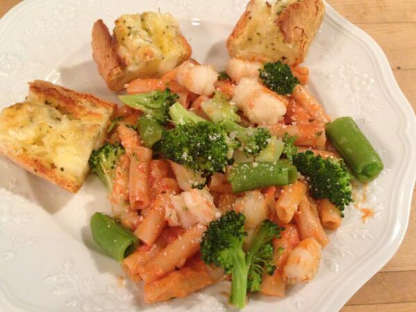 TheCurryGirls's tweet image. Go to CurryGirlsKitchen.com and see #WhatsOnTheTable for homemade #pizza &amp;amp; pink alfredo #pasta #recipe !!