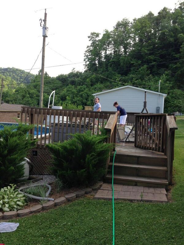 cmbk_cheyenna's tweet image. what my night consists of! #cleaning #poolstuff #finallyopen