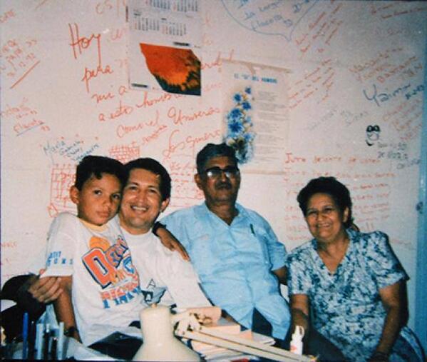 Sankroy's tweet photo. VIVA EL COMANDANTE CHAVEZ PARA ESTA FOTO SE MERECE MINIMO 10.000 RTS Y MAS! #TropaEsUnionSocialista http://t.co/sfnDuqT8RX