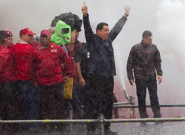 sivlekvelasquez's tweet photo. #TropaEsUnionSocialista este día el cielo con su lluvia lloraba por tu pronta partida.! Nada como tu Comandante http://t.co/PP6EP9kSbZ