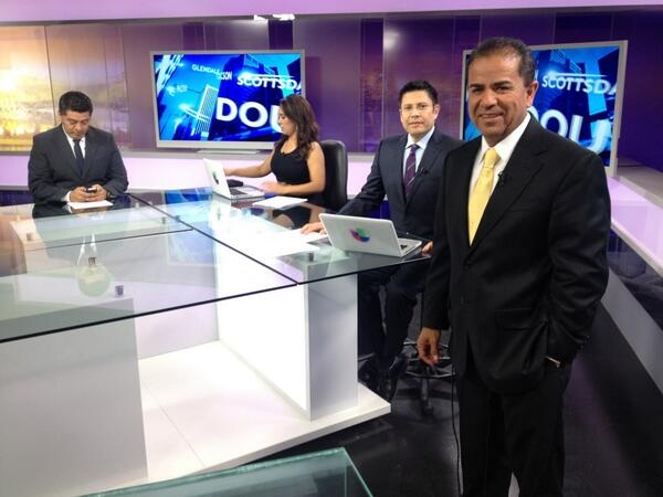 UnivisionAZ's tweet image. Con los deportes! @felipecorral @maryrabagoAZ @sergiourquidi #soloalas10