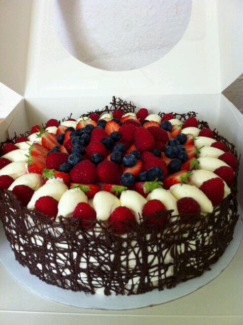 District7_TV's tweet photo. Hoyy selly punya kue, mau? -sel http://t.co/9uIszIPKAI