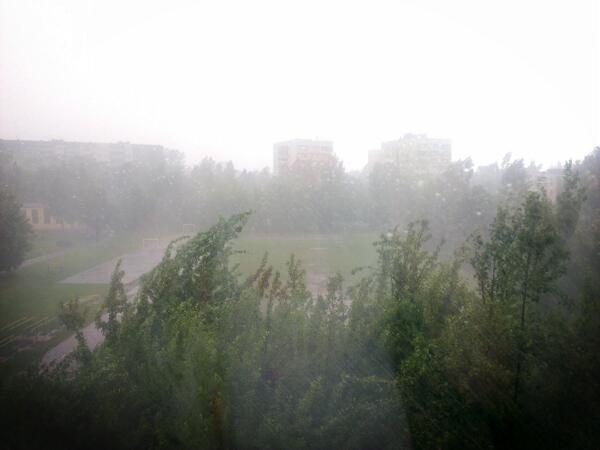 kakaratebecy's tweet photo. Ну и погода.ливень+град http://t.co/suDGnkoQwz