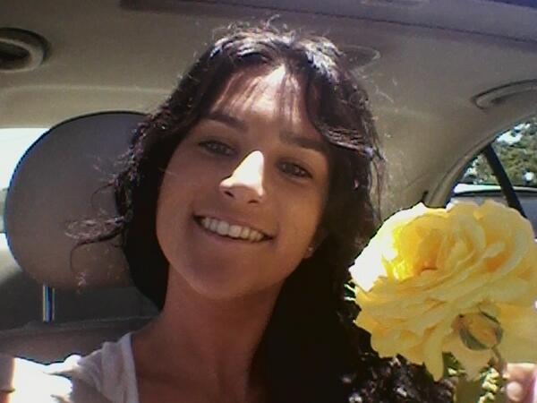 B_VCH's tweet photo. Todo un caballero @jesujmn me coge flores de la uni! http://t.co/NFALzpSF8E