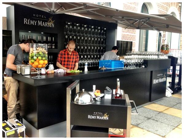 Druk bezig met de prep voor de @TalkiesMagazine terras award. Ervaar de Franse gastvrijheid van Hotel <a href="/RemyMartinNL/">RémyMartinNL_18+only</a>