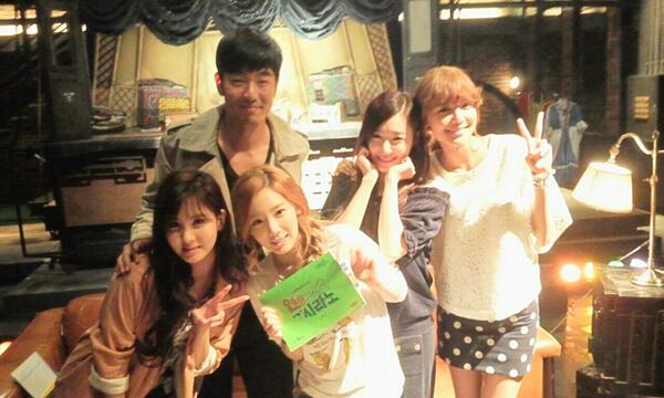 [OTHER][15-07-2013]Selca mới nhất của YoonA - Yuri - HyoYeon và SooYoung tại trường quay bộ phim "Dating Agency: Cyrano" - Page 4 BLh-5KqCEAEwXee
